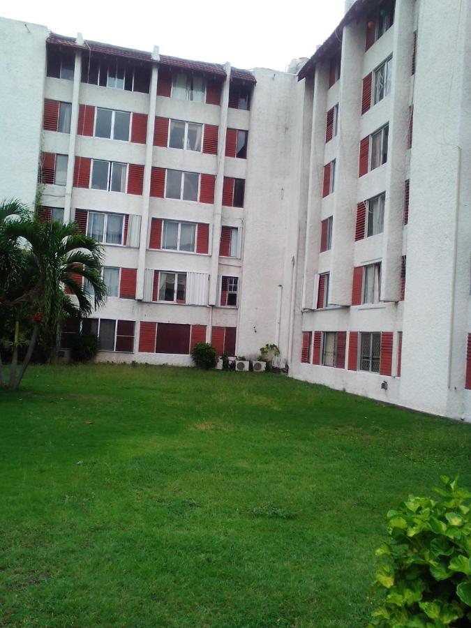 Appartamento Nice Oakwood Constant Spring Rd Apt Kingston Esterno foto